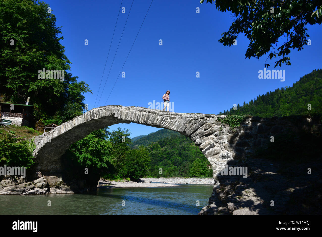 Alte Stonebridge in der Nähe von keda am Fluss Acharistskali, kleine Kaukasus, Georgien Stockfoto
