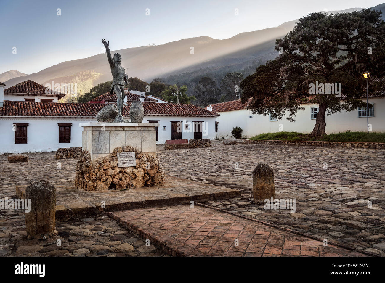 Statue von Antonio Ricaurte, Blick auf umliegende Andengipfel, Villa de Leyva, Departamento Boyacá, Kolumbien, Südamerika Stockfoto