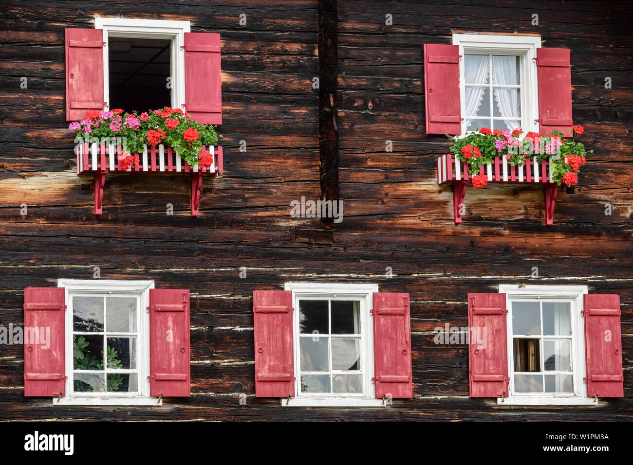 Windows am alten Walser Bauernhaus, Bauernhof, Warth, Lechweg, Tal von Lech, Tirol, Österreich Stockfoto