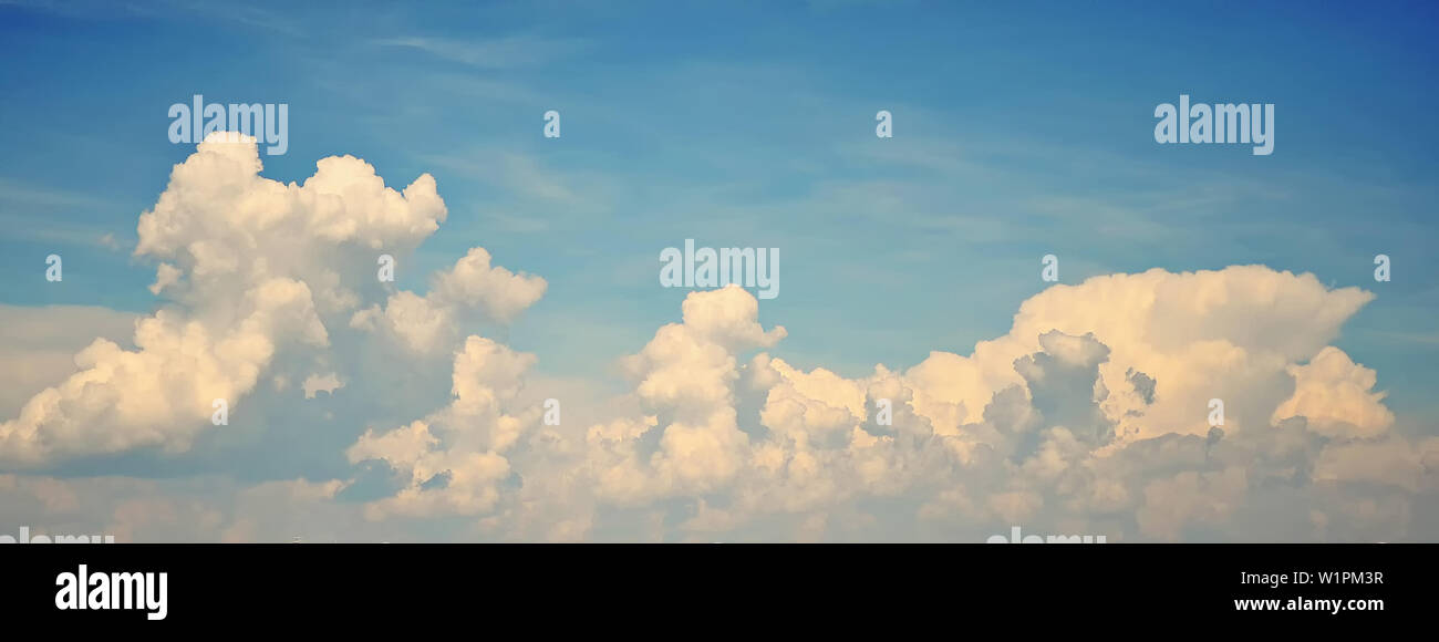 Hintergrund mit blauer Himmel, in denen große weiße Wolken wirbeln Stockfoto