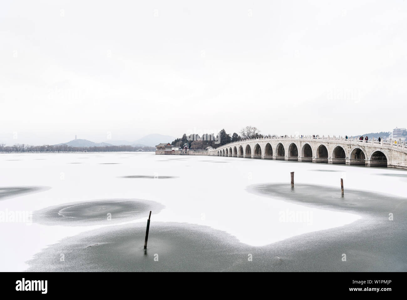 17 Bogen Brücke zu Nanhu Insel, neuer Sommerpalast in Peking im Winter, gefroren Kunming See, China, Asien, UNESCO Weltkulturerbe Stockfoto