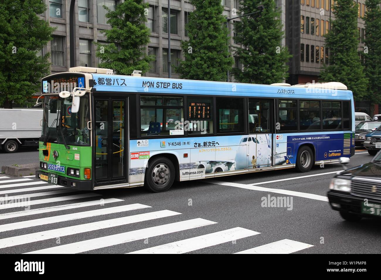 TOKYO, JAPAN - 9. Mai 2012: Menschen Toei Busfahrt in Tokio. Toei Bus ist der Busbahnhof in Tokio. Es war durchschnittlich 568,863 täglichen Fahrgastzahlen in 200 Stockfoto