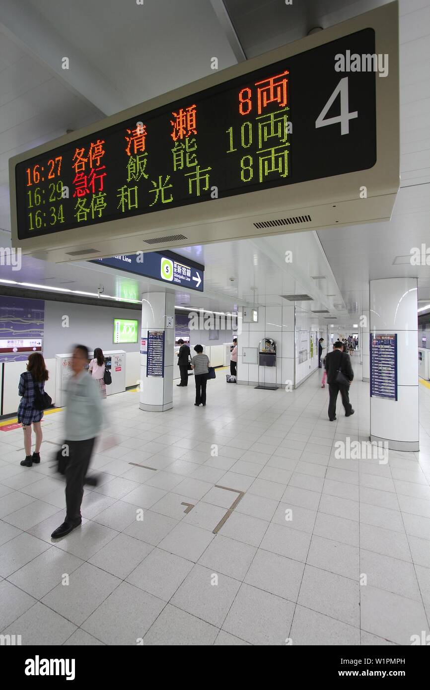 TOKYO, Japan - 11. Mai, 2012: die Menschen an der Tokyo Metro Marunouchi Linie Station zu Fuß in Tokio. Mit mehr als 3.1 Milliarden jährliche Fahrten, Tokyo sub Stockfoto