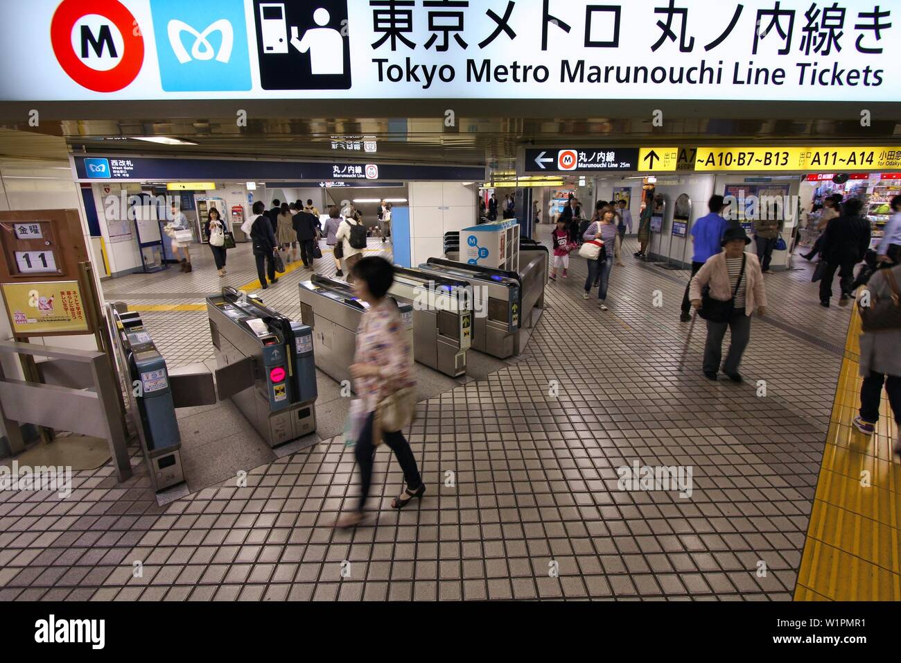 TOKYO, Japan - 11. Mai, 2012: die Menschen an der Tokyo Metro Marunouchi Linie Station zu Fuß in Tokio. Mit mehr als 3.1 Milliarden jährliche Fahrten, Tokyo sub Stockfoto