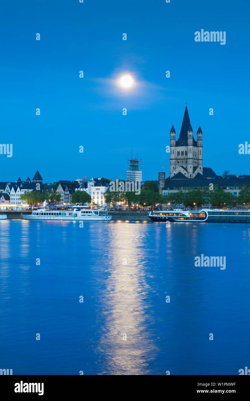 Vollmond, Blick über den Rhein auf die Altstadt mit Gross-St-Martin, Köln, Nordrhein-Westfalen, Deutschland Stockfoto