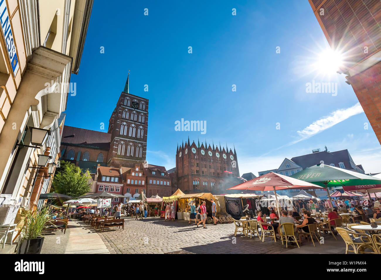 Nikolai Kirche und Rathaus, Marktplatz, Stralsund, Mecklenburg-Vorpommern, Deutschland Stockfoto