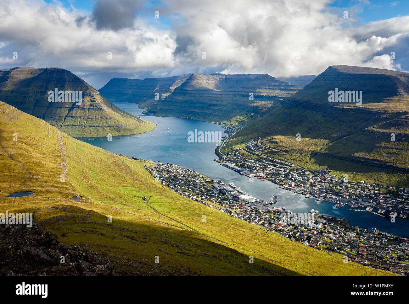 Das Dorf von klaksvík durch einen Fjord, von Bergen mit schönen Wetter, Färöer Inseln umgeben Stockfoto