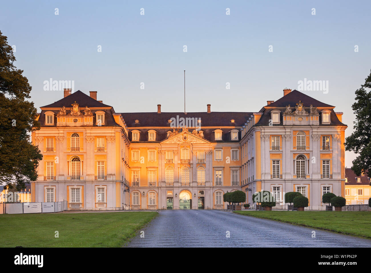 Westliche Blick auf Schloss Augustusburg in Brühl, Mittelrheintal, Nordrhein-Westfalen, Deutschland, Europa Stockfoto