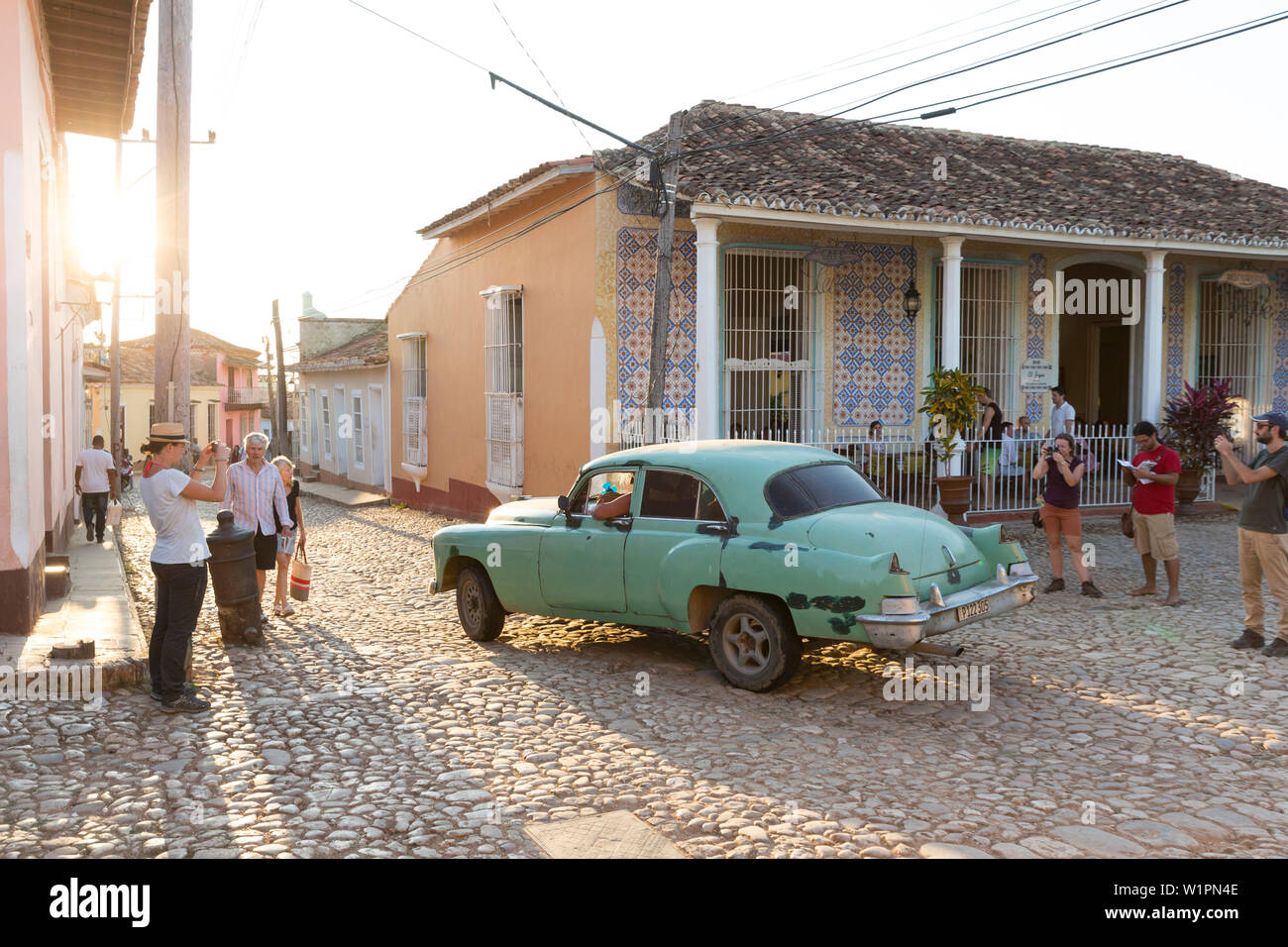 Grün Oldtimer in der Mitte der Stadt, Kolonialstadt mit perfekt gepflegten Gebäuden, Familienreisen, Reisen nach Kuba, Elternurlaub, Urlaub, Time-out, Stockfoto