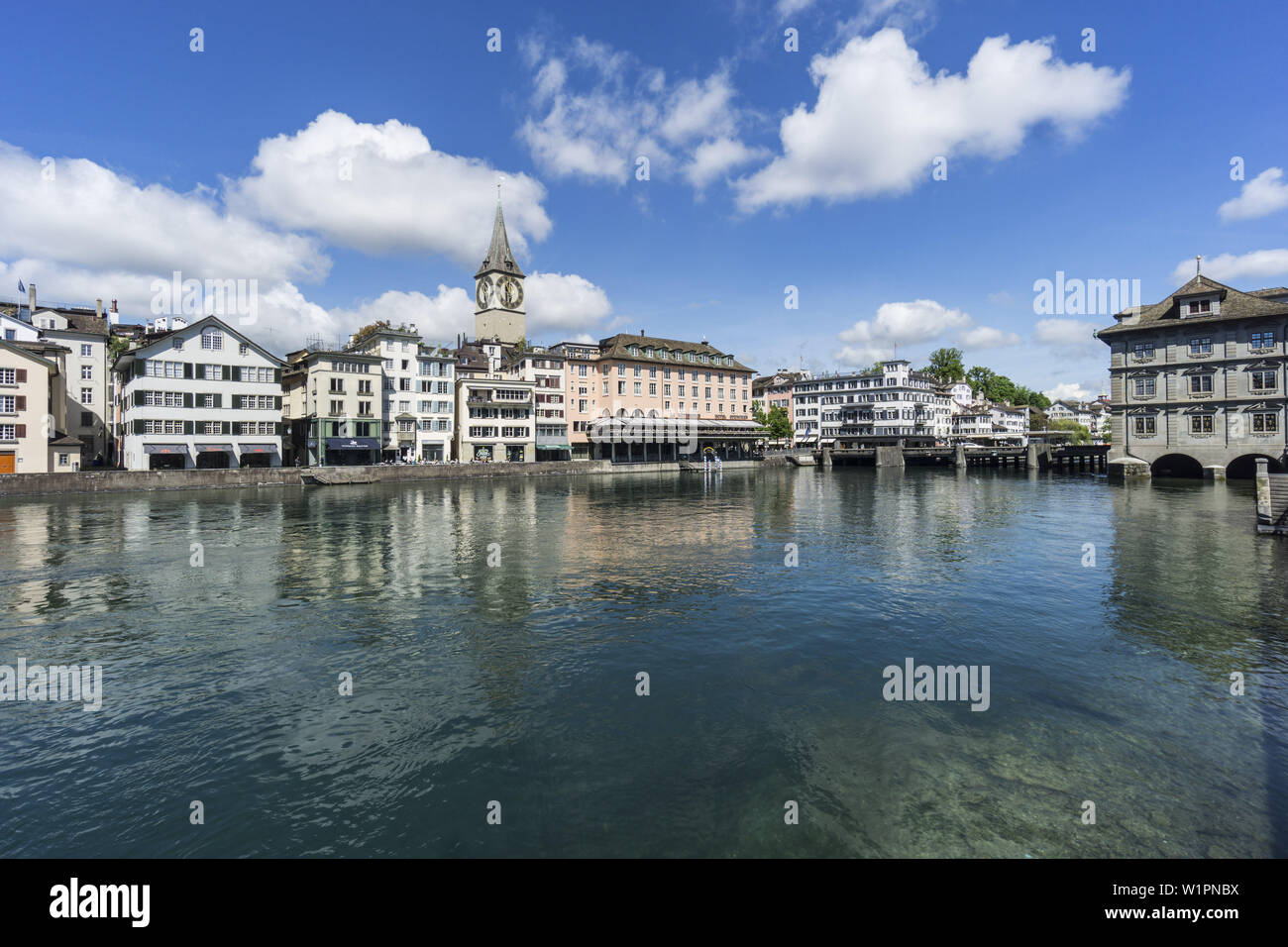 Limmat, St. Peters Kirche, Stadt Zürich, Schweiz Stockfoto