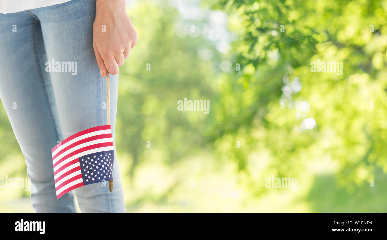 Nahaufnahme von Frau, die amerikanische Flagge in der hand hält Stockfoto