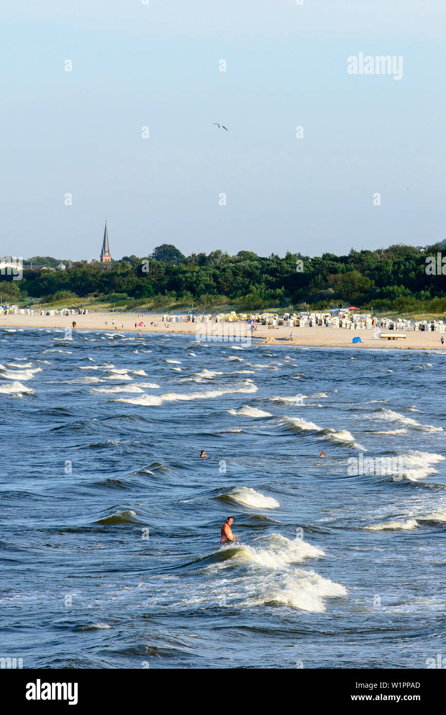 Die Menschen baden mit hohen Wellen auf den Strand von Ahlbeck, Usedom, Ostseeküste, Mecklenburg-Vorpommern, Deutschland Stockfoto