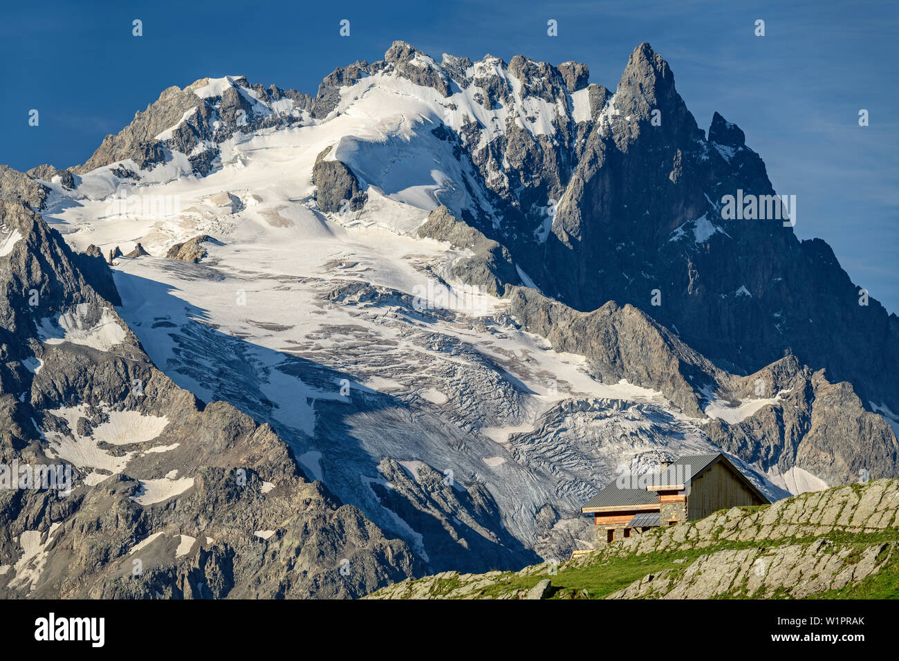 Hütte Refuge du Goleon mit Meije in Ecrins region, Hütte Refuge du Goleon, Nationalpark Ecrins, Dauphine, Dauphiné, Hautes Alpes, Frankreich Stockfoto