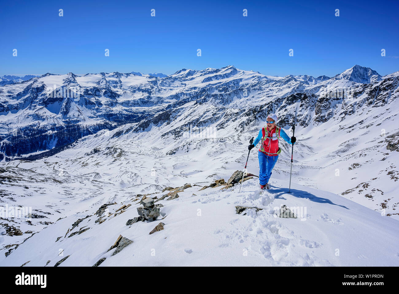 Frau backcountry Skiing aufsteigender Richtung Lyfispitze, Veneziaspitzen, Zufallspitzen und Koenigsspitze im Hintergrund, Lyfispitze, Tal Martelltal, O Stockfoto
