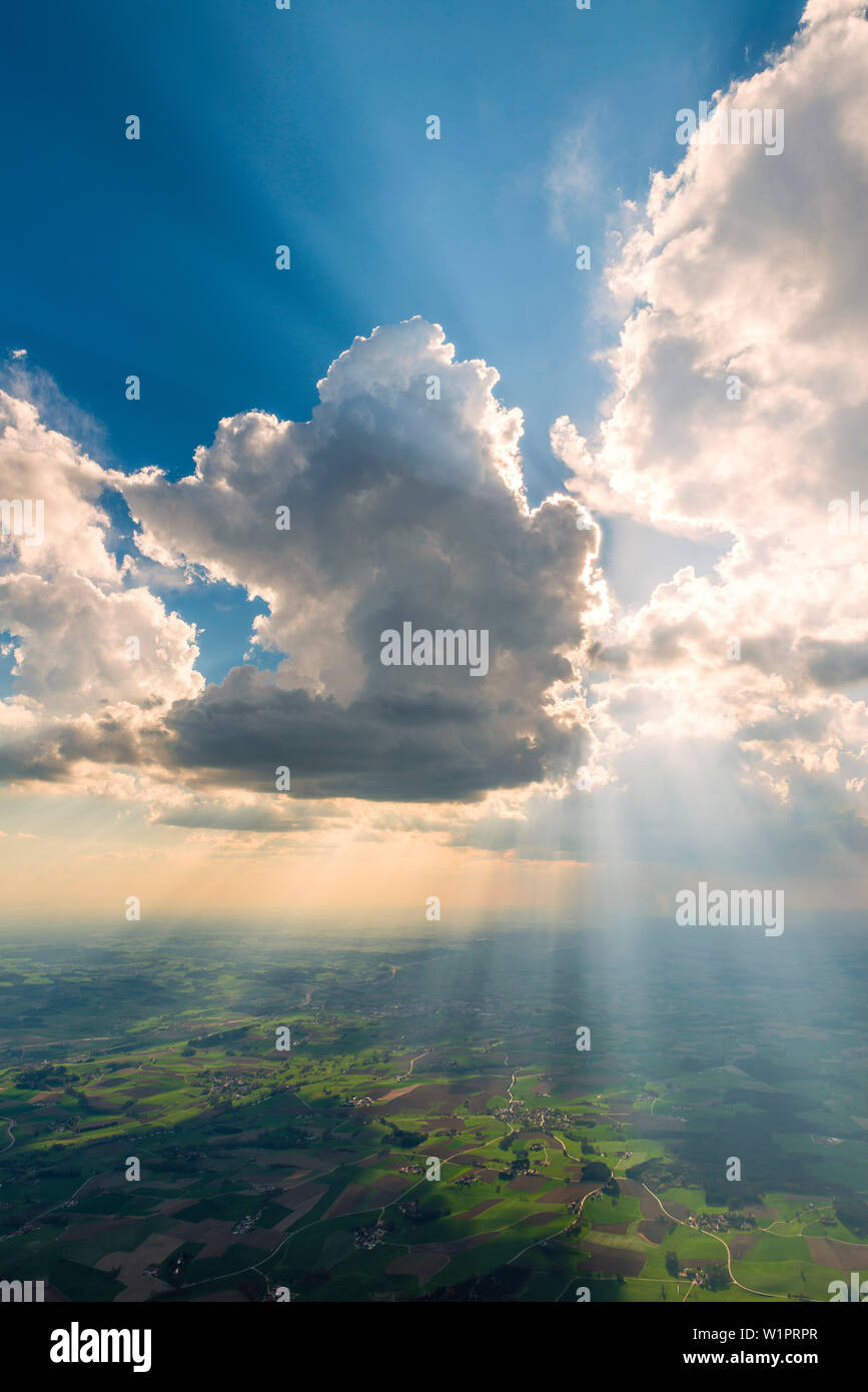 Eine sehr hohe Wolke verdeckt die Sonne und schafft damit eine dramatische cue Zustand, Bayern, Deutschland Stockfoto