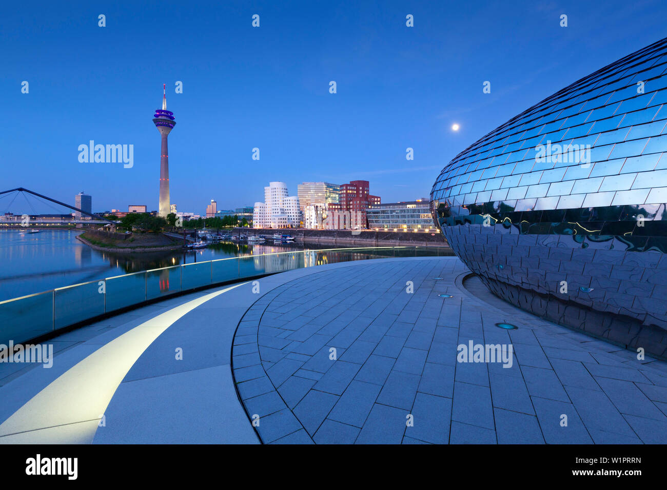 Vollmond, Kieselsteine Bar auf der Terrasse des Hyatt Regency Hotel am Medienhafen, Blick auf Fernsehturm und Neue Zollhof (Architekt: F.O. Gehry, Düsseldorf, Stockfoto