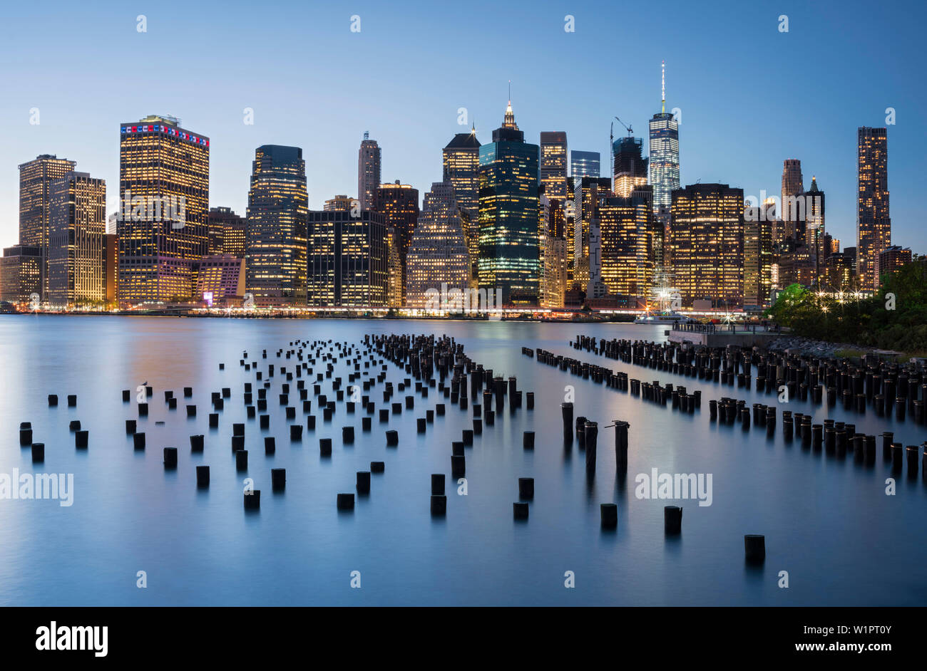 Blick von der Brooklyn Bridge Park auf die Skyline von Manhattan, New York City, New York, USA Stockfoto