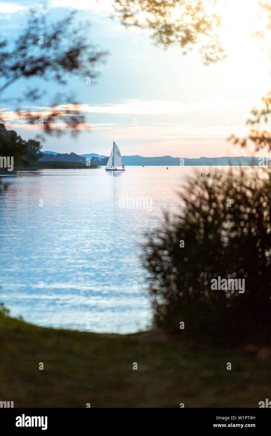 Segelboot auf den Sommer am Chiemsee, Bayern, Deutschland Stockfoto