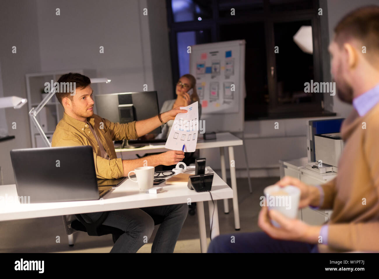 Designer oder Software Entwickler bei Nacht Office Stockfoto