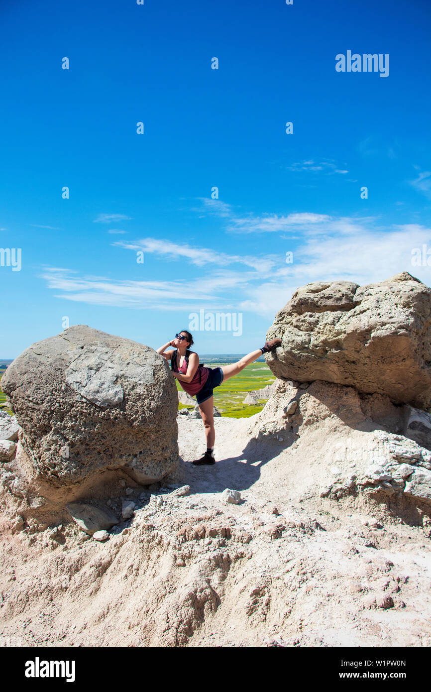 Frau posiert zwischen zwei Felsen Stockfoto