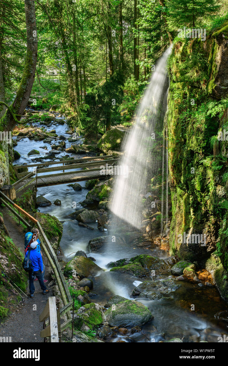 Drei Personen stehen auf Trail und Blick auf den Wasserfall in Menzenschwand Menzenschwand, Wasserfall, Albsteig, Schwarzwald, Baden-Wuerttemberg, G Stockfoto