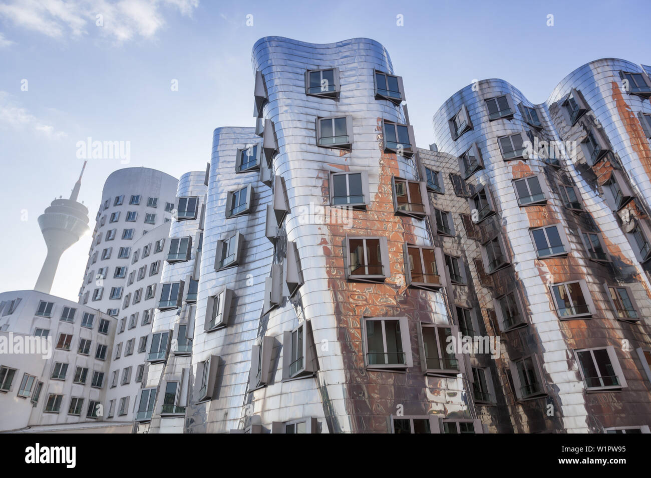 Aufbau neuer Zollhof von Architekt Frank O. Gehry im Düsseldorfer Medienhafen, Düsseldorf, Nordrhein-Westfalen, Deutschland, Europa Stockfoto