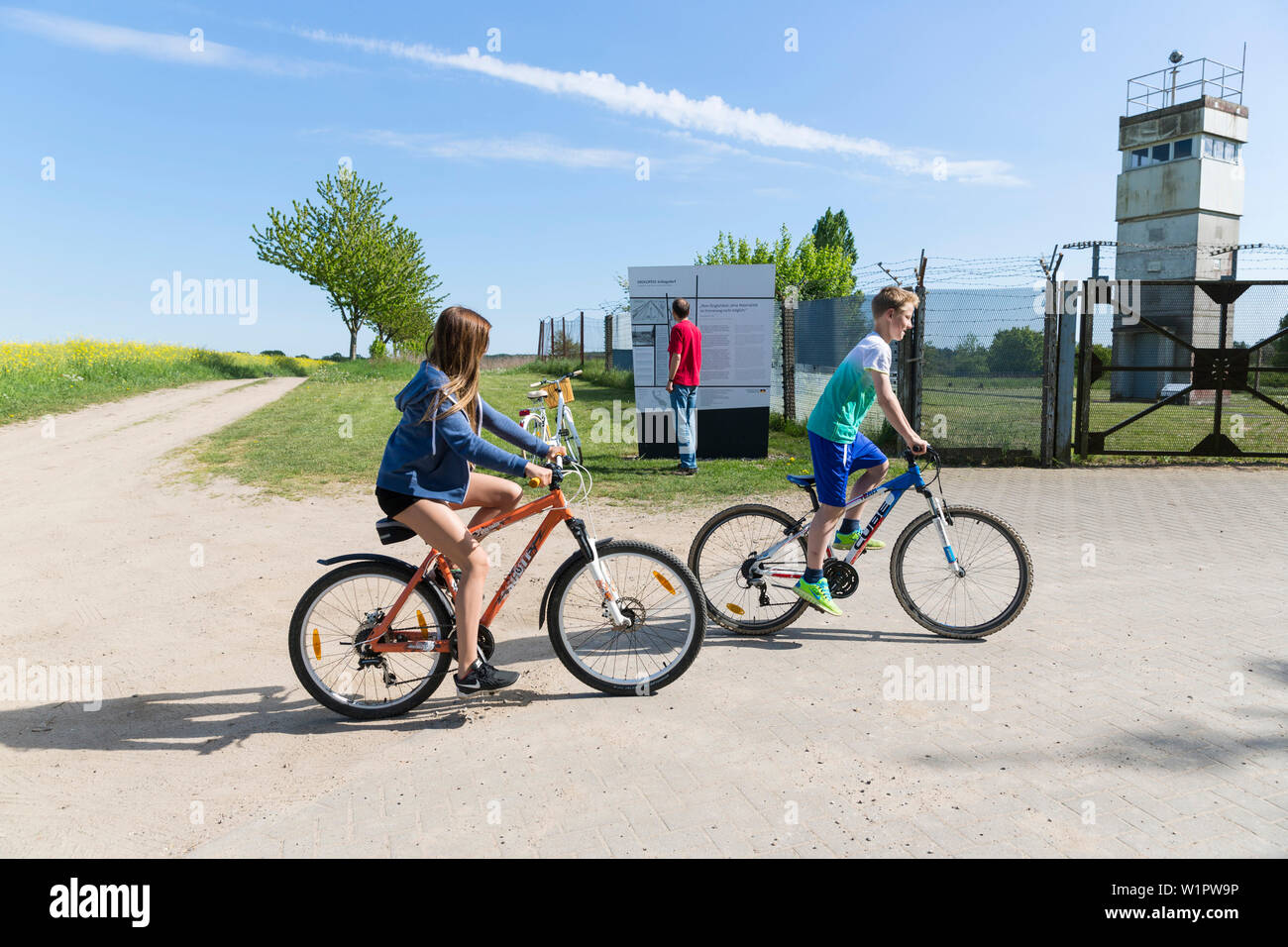 Radfahrer an der ehemaligen innerdeutschen Grenze, das Information Board, der deutschen Wiedervereinigung, Mecklenburgische Seenplatte, Mecklenburger Seenplatte, Lalendorf, Mecklenburg - W Stockfoto