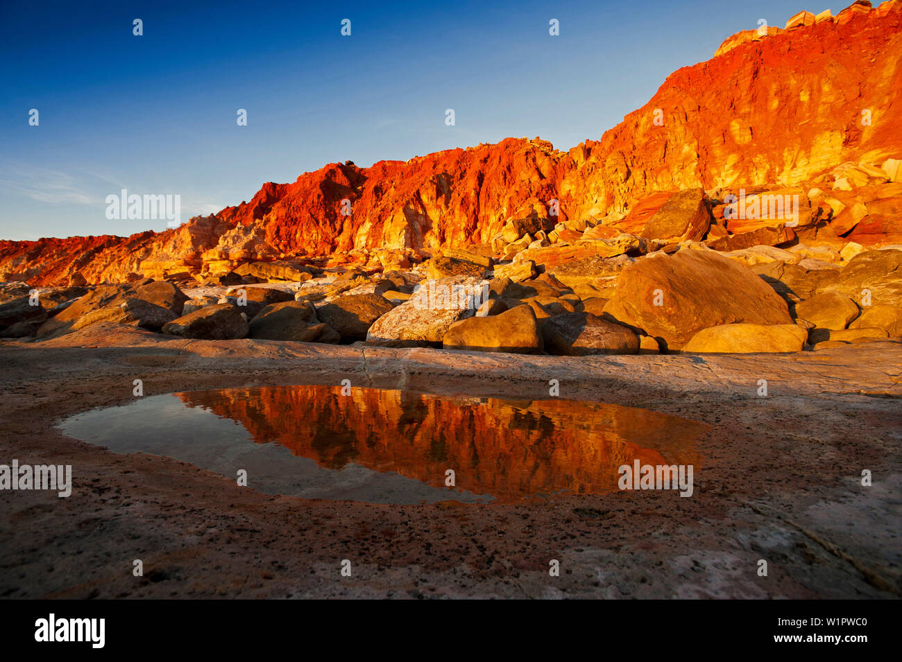 Die rote felsigen Küste von Cape Leveque nach Sonnenuntergang Stockfoto