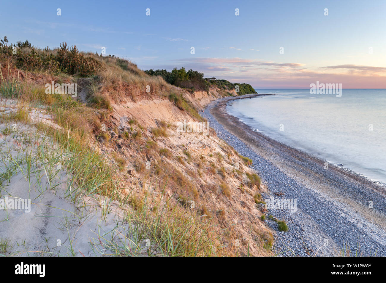 Klippen und Dünen im Abendlicht, in der Nähe von Dranske, Halbinsel Wittow, Insel Rügen, Ostsee, Mecklenburg-Vorpommern, Norddeutschland, G Stockfoto