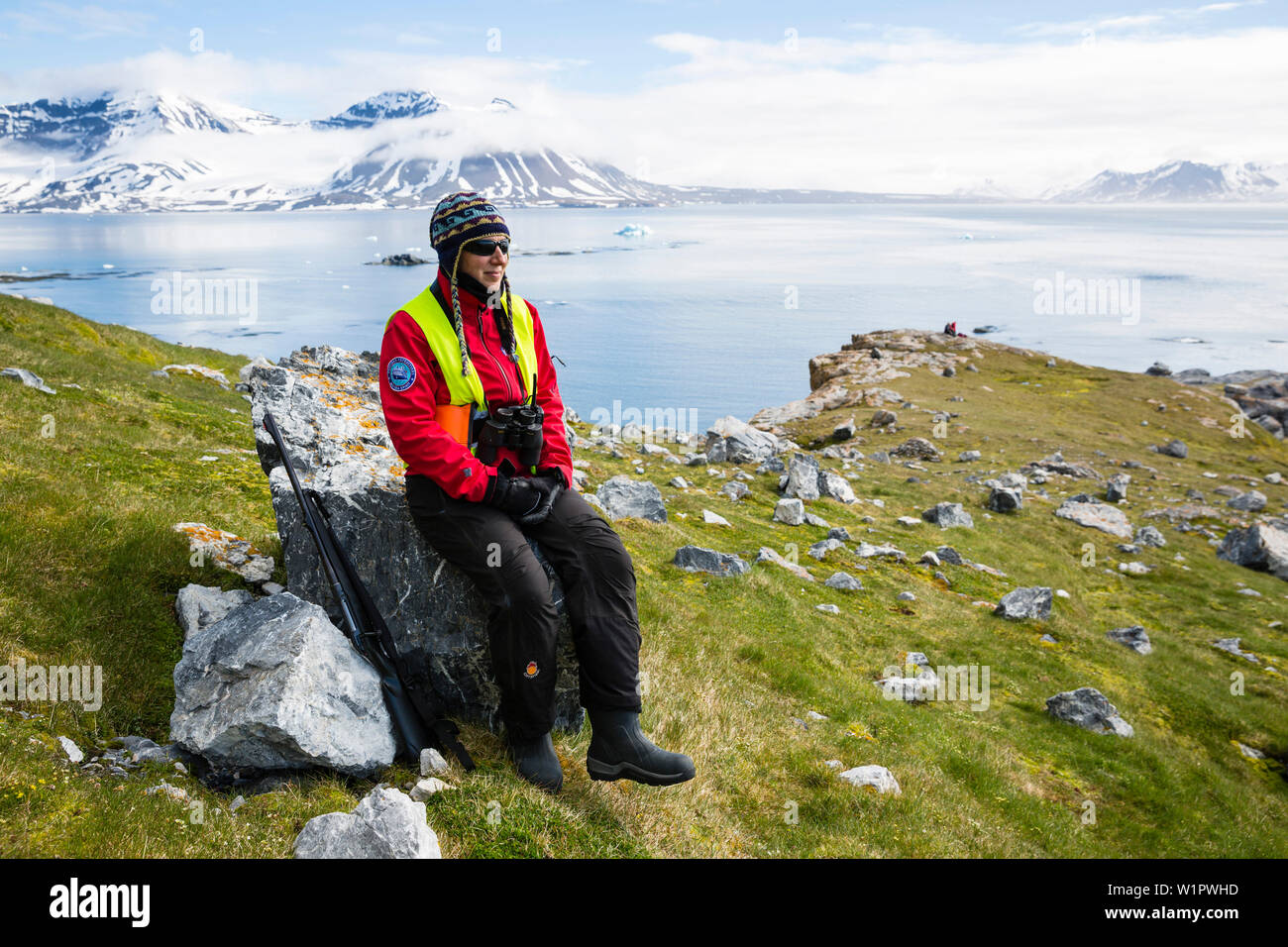 Guide Felicity Aston (sie ist die dritte Person der Südpol allein auf Skiern) Auf/whatch Touristen auf der Insel zu bewachen Gnalodden Spitzb Stockfoto