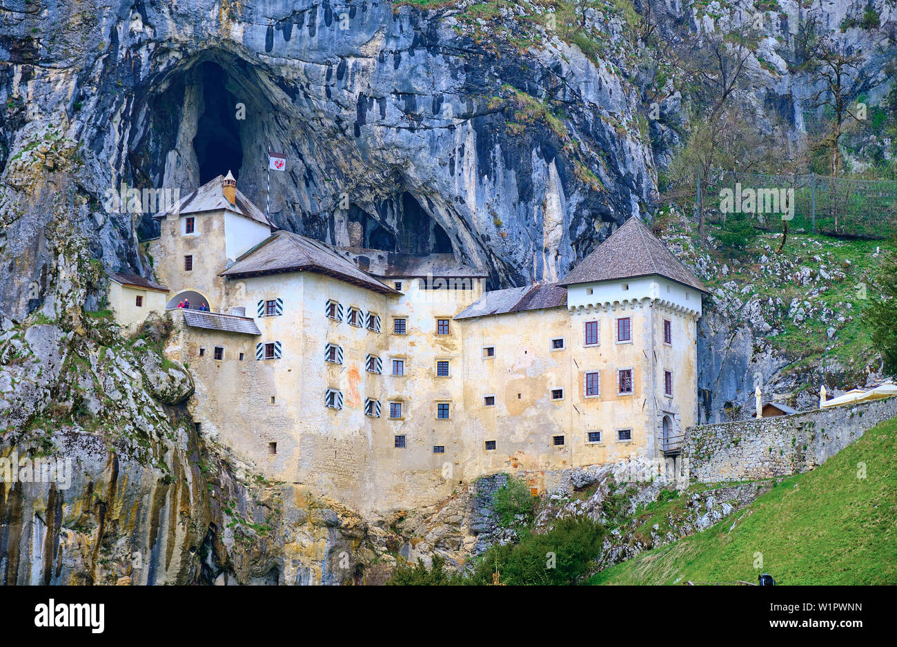 Feder Eroberung der Burg Predjama, innerhalb einer Felsformation gerahmt Stockfoto