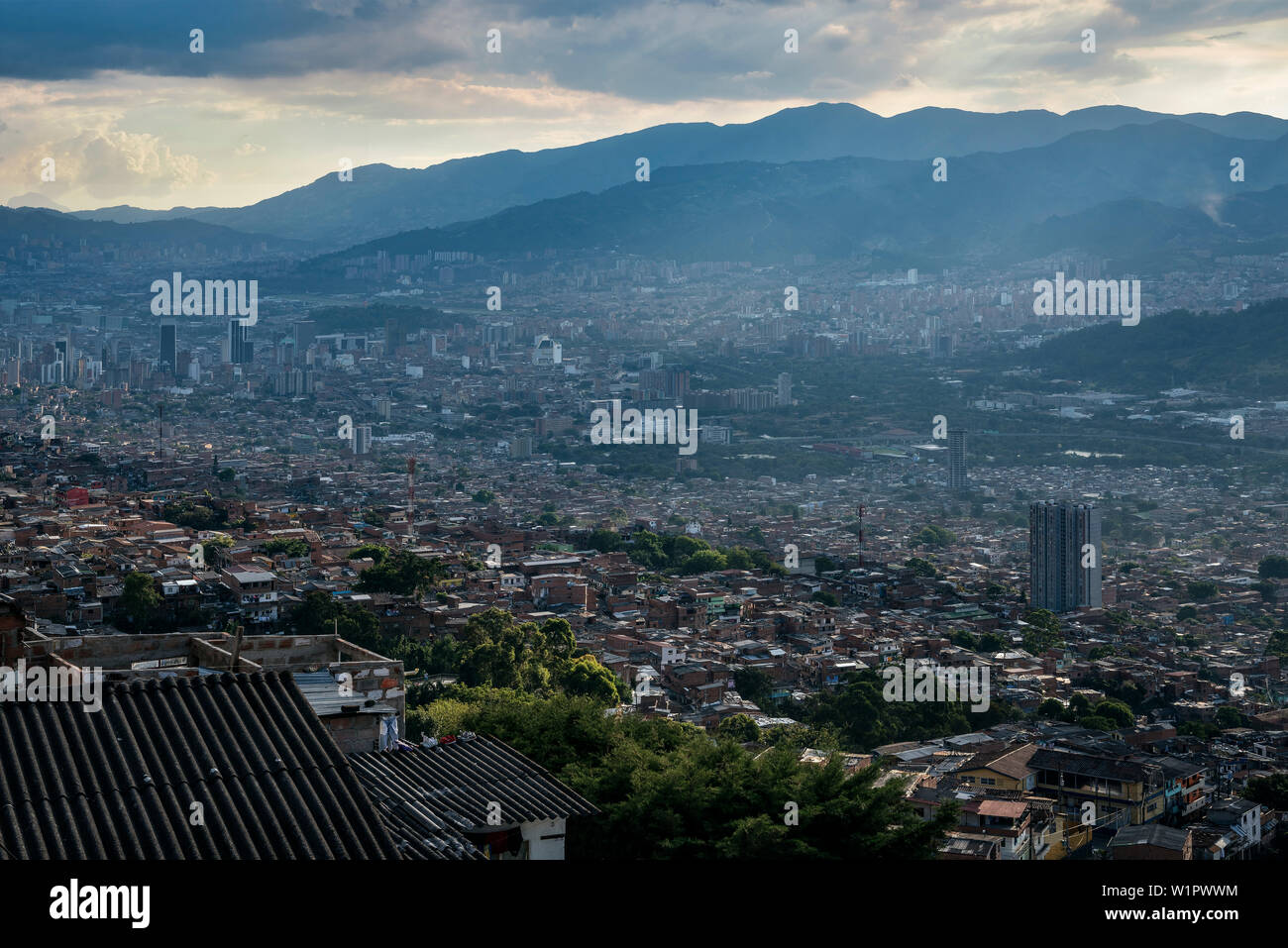 Blick auf die Innenstadt von Medellin mit Wolkenkratzern und Andengipfel, Departmento Antioquia, Kolumbien, Südamerika Stockfoto