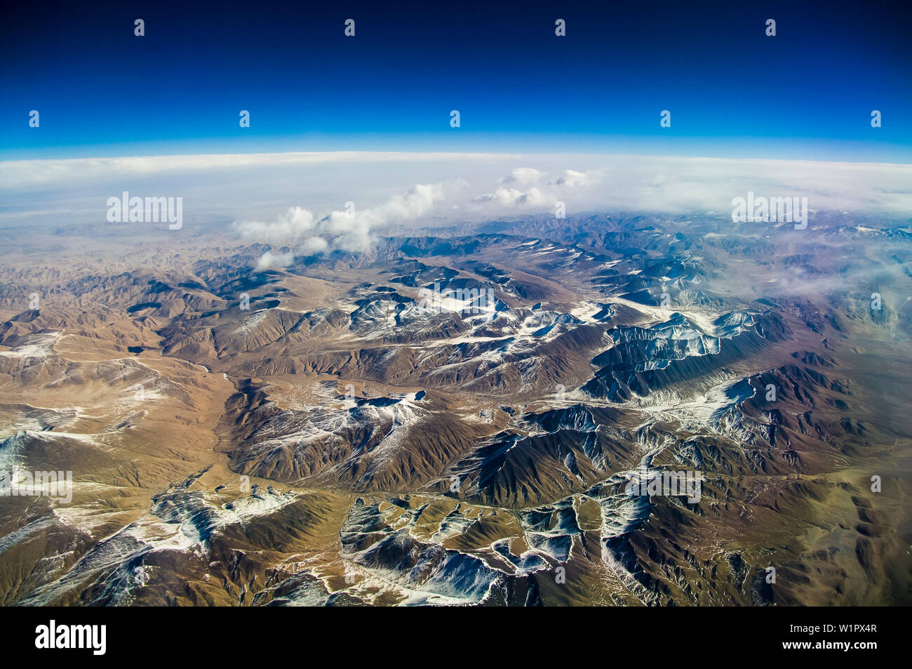 Erster Schnee auf den Schwarzen Bergen in Kirgistan Stockfoto