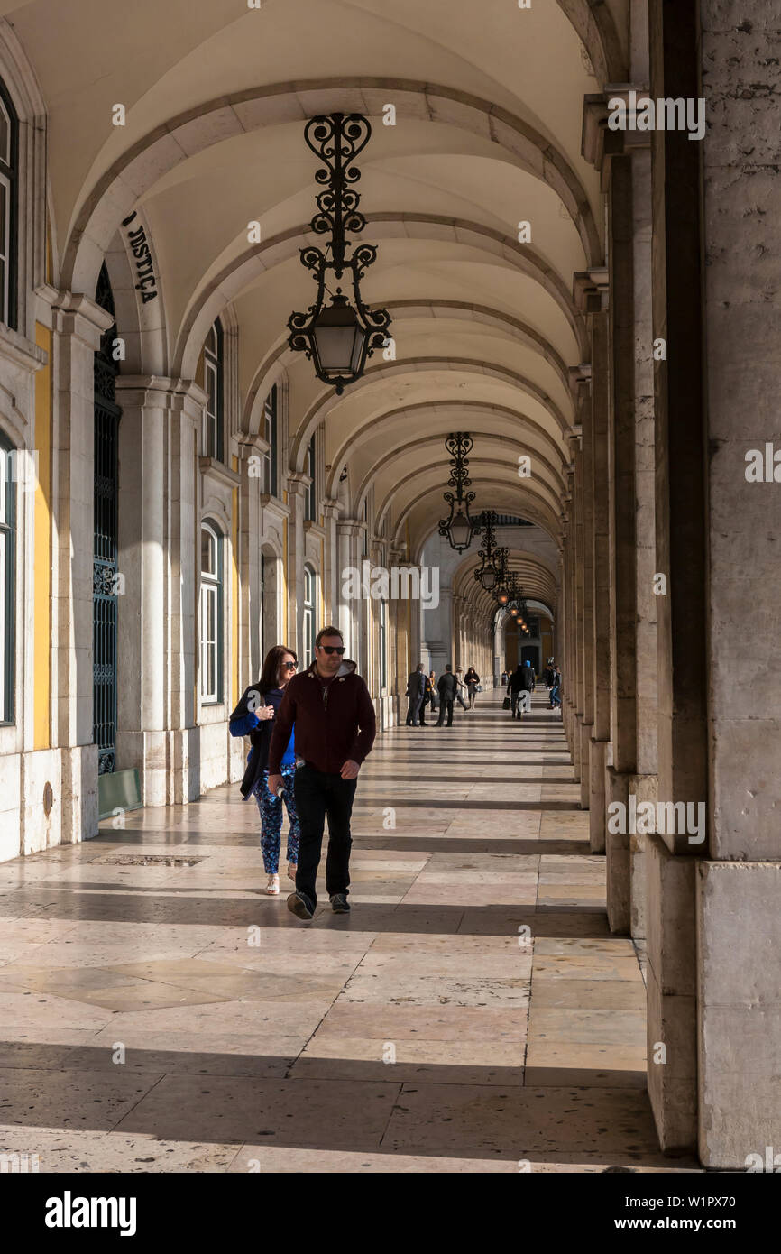 Arcade auf der Nordseite des Praça do Comércio, Lissabon, Portugal Stockfoto