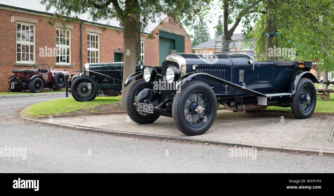 Vintage Bentley Cars im Bicester Heritage Center super Jagtfall. Bicester, Oxfordshire, England Stockfoto
