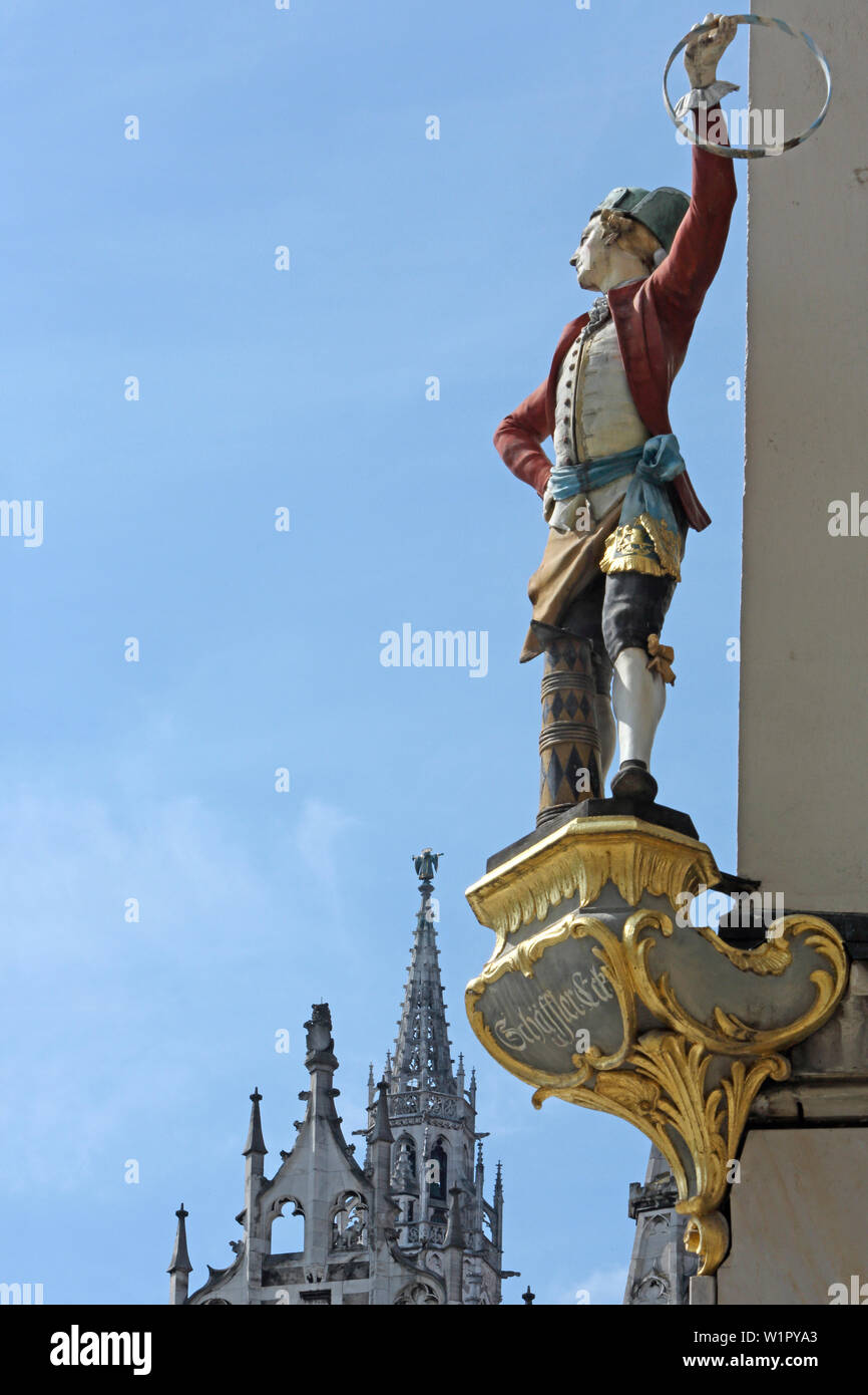 Statue eines Schaeffler auf Schaefflereck mit den Kirchturm von Neues Rathaus, München, Bayern, Deutschland Stockfoto