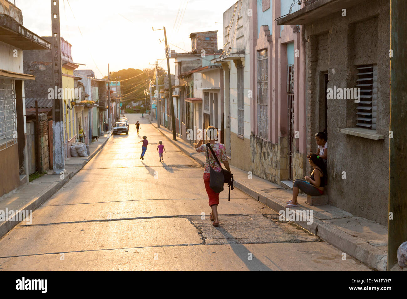 Leere Straße in einem kolonialen Stadt, Santa Clara, Familie reisen nach Kuba, Elternurlaub, Urlaub, Time-out, Abenteuer, Santa Clara, in der Provinz Villa Clara, Stockfoto