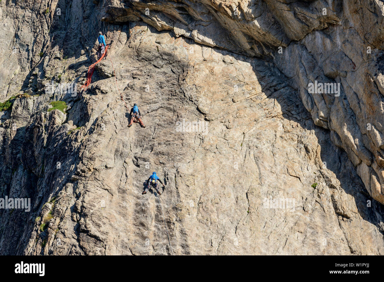 Drei Personen Klettern im Aiguille Dibona, Hütte Refuge du Soreiller, Ecrins Nationalpark Ecrins, Dauphine, Dauphiné, Hautes Alpes, Frankreich Stockfoto