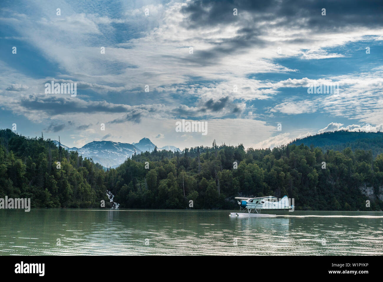 Mit dem Wasserflugzeug in der Tuxedni Bay, Lake-Clark-Nationalpark, Alaska, USA Stockfoto