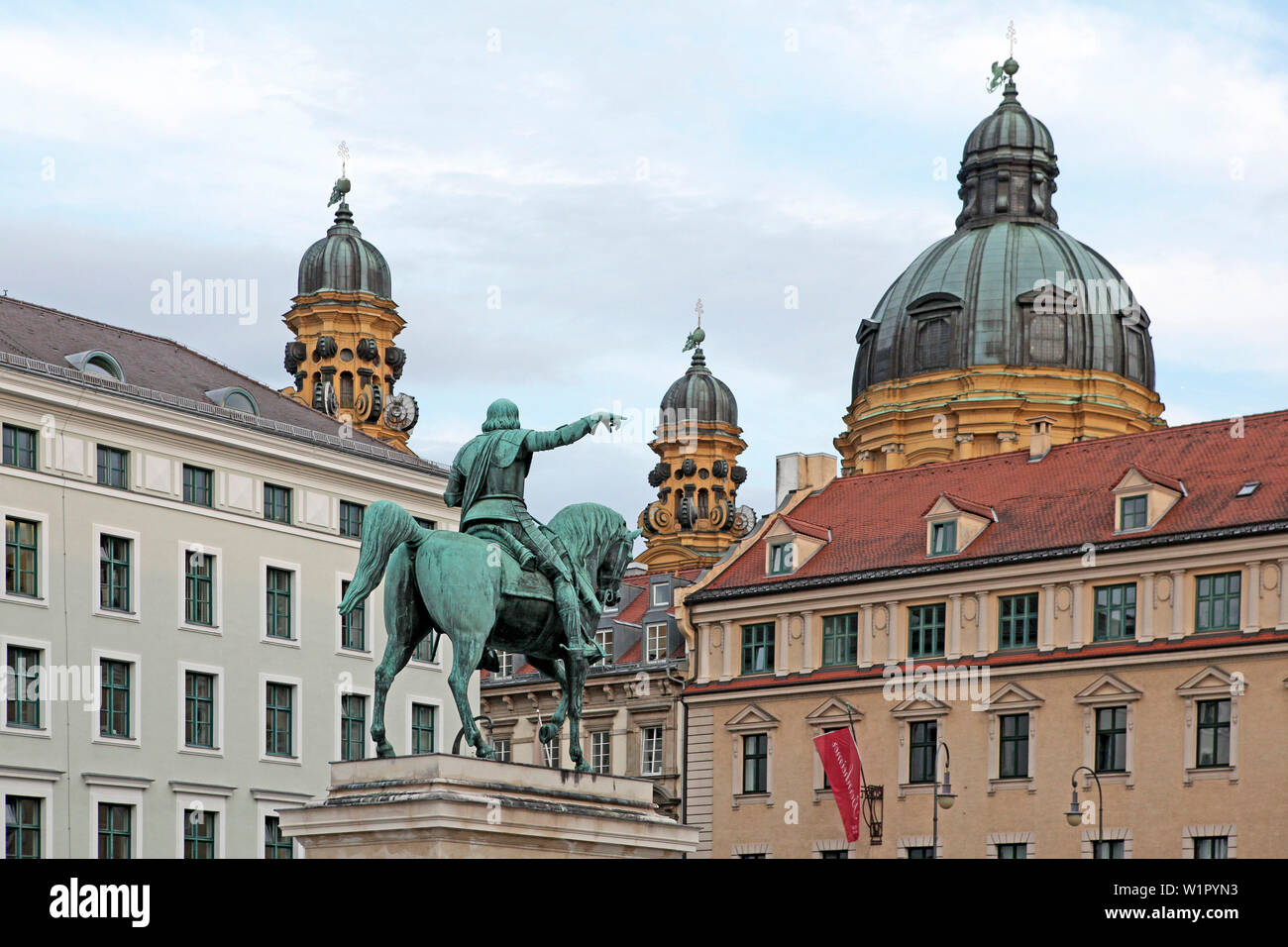 Wittelsbacher Platz mit Reiterstandbild von Maximilian I. und die Theatinerkirche St. Kajetan, München, Oberbayern, Bayern, Deutschland Stockfoto