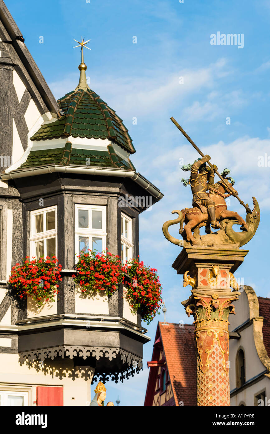 Erker des Jagstheimerhaus Haus auf dem Rathausplatz mit der Marktbrunnen, Rothenburg o.d. Tauber, Bayern, Deutschland Stockfoto