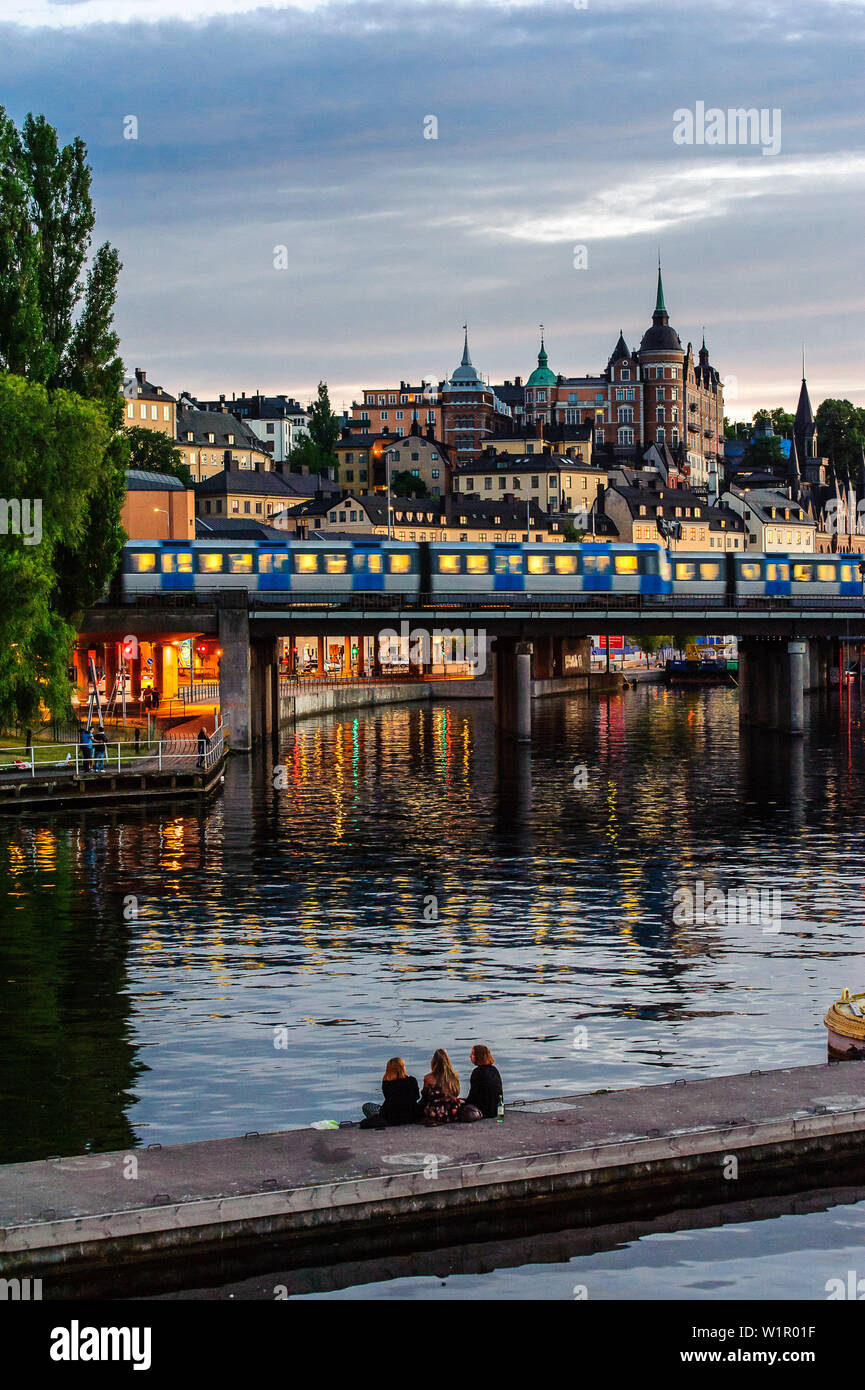 Blick auf Soedermalm mit Maiaberget, der U-Bahn im Vordergrund, Stockholm, Schweden Stockfoto