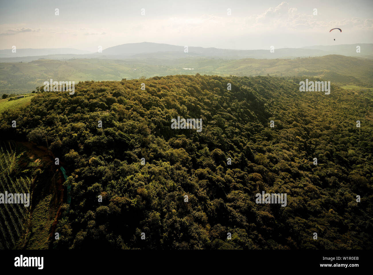Paragliding bei im Freien Zentrum von San Gil, Departmento Santander, Kolumbien, Südamerika Stockfoto