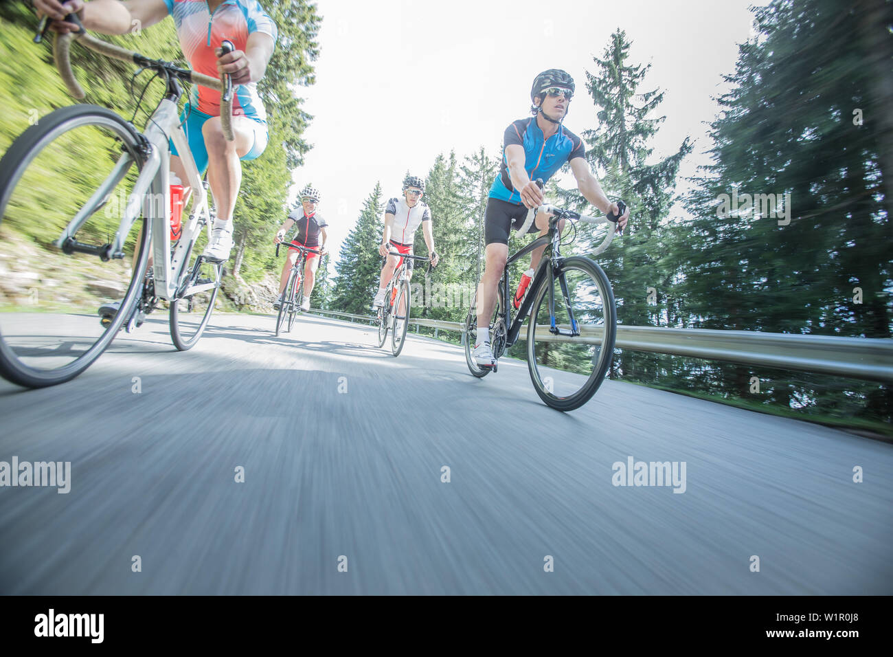 Die jungen Leute auf Ihren racing Zyklen in die Kitzbühler Alpen, Kitzbühlerhorn, Tirol, Alpen Stockfoto