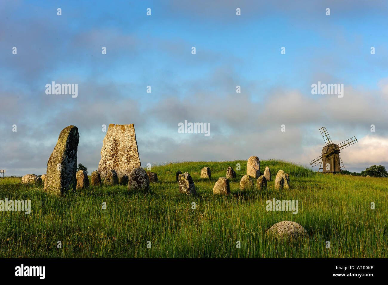 Schiff bei Gettlinge mit Windmühle im Hintergrund, Schweden Stockfoto