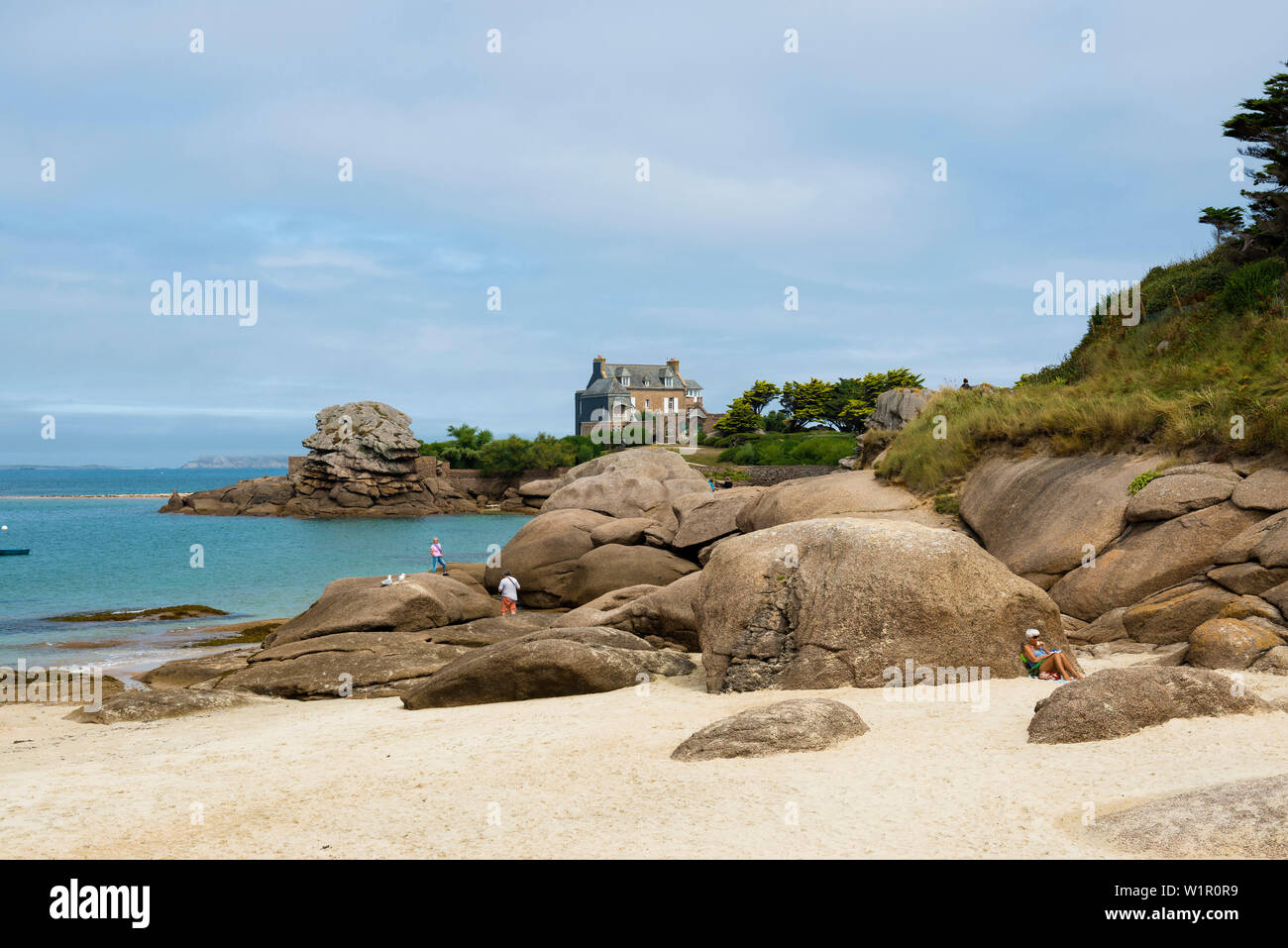 Sandstrand mit Granitfelsen, Lannion, Côte de Granit Rose, Côtes d'Armor, Bretagne, Frankreich Stockfoto