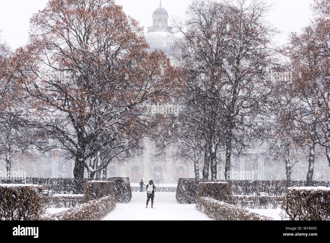 Bayerische Staatskanzlei bei Schneefall im Hofgarten, München, Deutschland Stockfoto