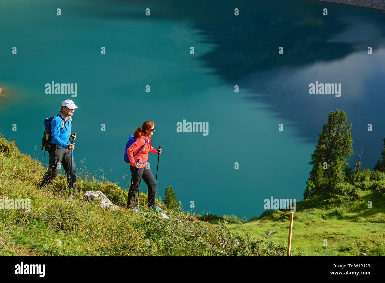 Ein Mann und eine Frau, Lechweg wandern über dem Osar Insee, Lech Quelle Berge, Vorarlberg, Österreich Stockfoto