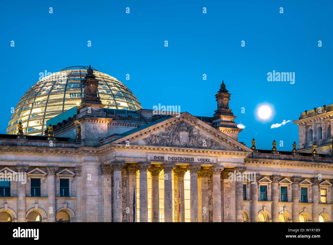 Vollmond über dem Reichstag, Berlin, Deutschland Stockfoto