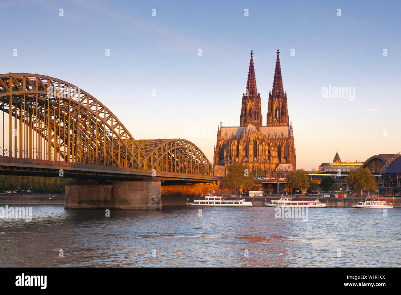 Blick über den Rhein zur Hohenzollernbrücke und Dom zu Köln, Köln, Nordrhein-Westfalen, Deutschland Stockfoto